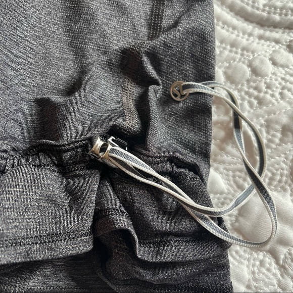 LULULEMON Back On Track Tank Top Workout Black Cream Floral Lace Size 6 - Picture 9 of 12